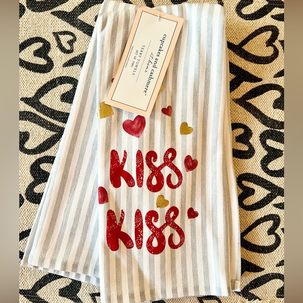 New! Cupcakes and Cashmere set of kitchen towels NWT